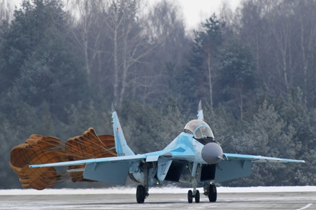 Sau khi hoàn tất quá trình bay thử nghiệm, MiG-35 sẽ được lắp đặt hệ thống vũ khí laser. Phó Thủ tướng Nga Dmitry Rogozin cho biết, Tập đoàn Mig đang tập trung phát triển chiến đấu cơ thế hệ thứ 5.