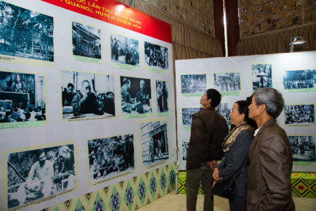 Những hình ảnh Bác Hồ và các đồng chí lãnh đạo Đảng, Nhà nước trong thời gian diễn ra Đại hội II được trưng bày bên trong hội trường.
