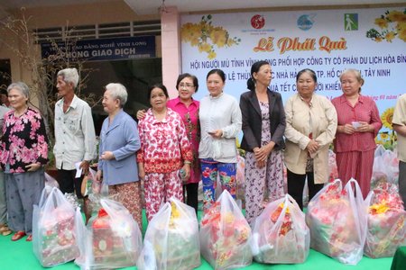 Nghệ sĩ nhân dân Lệ Thủy trao quà cho người khiếm thị nghèo trong dịp Tết Đinh Dậu 2017.