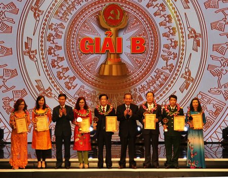 Đồng chí Trương Hòa Bình- Phó Thủ tướng Thường trực Chính phủ và đồng chí Võ Văn Thưởng-  Trưởng Ban Tuyên giáo Trung ương trao giải cho đại diện tác giả, nhóm tác giả đoạt giải B.