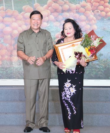  Bí thư Tỉnh ủy- Trần Văn Rón trao Bằng khen của Thủ tướng Chính phủ cho nghệ sỹ Tài Lưu.