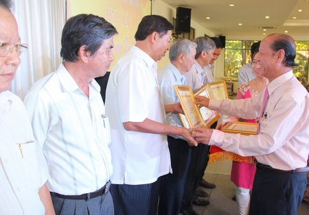 Phó Bí thư Thường trực Tỉnh ủy- Trương Văn Sáu trao bằng khen cho các tập thể, cá nhân có nhiều đóng góp cho quê hương Vĩnh Long