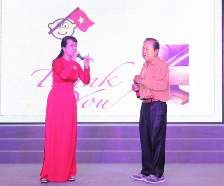 Ca sỹ Bích Phượng, nghệ sỹ Út Trà Vinh tham gia chương trình văn nghệ, góp vui cho buổi họp mặt thêm ấm áp.
