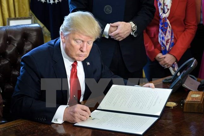 Tổng thống Mỹ Donald Trump làm việc tại Nhà Trắng. (Nguồn: AFP/TTXVN)