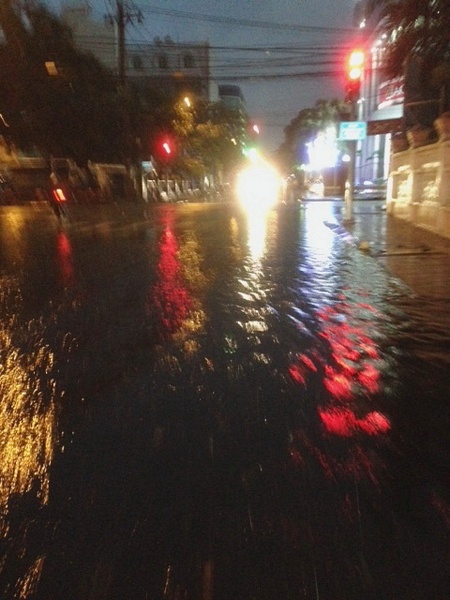 Đường Trưng Nữ Vương ngập nước, vắng vẻ sau cơn mưa lớn   