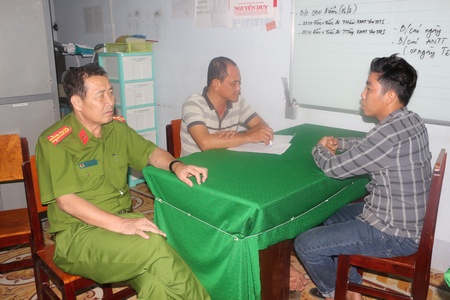 Đại tá Phạm Văn Ngân- Phó Giám đốc Công an tỉnh làm việc bước đầu với đối tượng ra đầu thú.