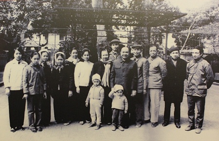Tổng Bí thư Trường Chinh (giữa) và gia đình. Ảnh: Internet