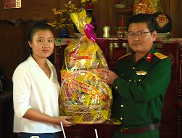 Ban CHQS huyện Tam Bình tặng quà cho nữ thanh niên trúng tuyển NVQS Nguyễn Thị Mai Trinh (xã Bình Ninh).