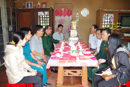 Đại tá Nguyễn Quốc Dũng- Chỉ huy trưởng Bộ Chỉ huy Quân sự thăm gia đình thanh niên trúng tuyển NVQS.