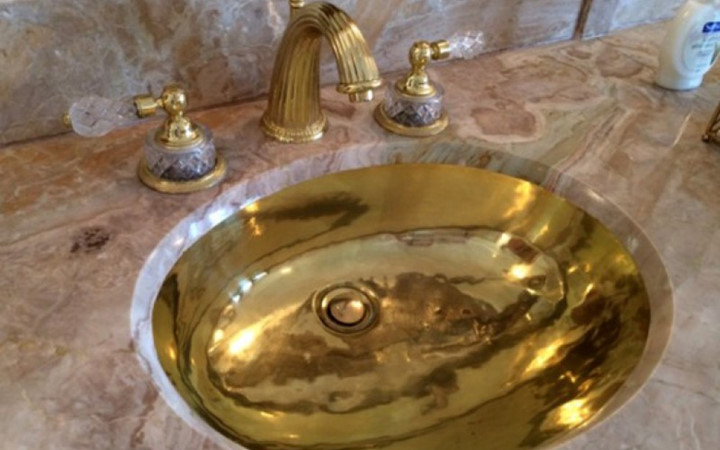 Các chỉ tiết nhỏ như vòi nước hay bồn rửa cũng lấp lánh vàng