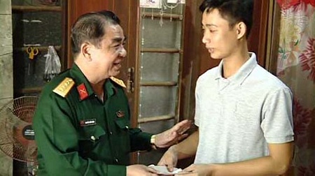 Đại tá Nguyễn Quốc Dũng- Ủy viên Thường vụ Tỉnh ủy, Chỉ huy trưởng Bộ Chỉ huy Quân sự tỉnh tặng quà thanh niên xã Thới Hòa.