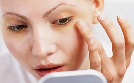 Vàng da, vàng mắt:Là dấu hiệu đặc hiệu của bệnh gan, do gan không chuyển hóa và thanh thải được sắc tố mật có tên là bilirubin. Khi chức năng gan suy giảm, lượng bilirubin tự do dư thừa nhiều trong máu, gây nên tình trạng vàng da, vàng mắt này.