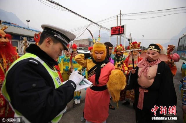 Tôn Ngộ Không bị cảnh sát giao thông dừng xe. (Nguồn: Shanghaiist)