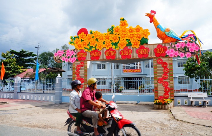 Cổng chào hình gà khổng lồ chào mừng năm Đinh Dậu tại xã Trường An đạt giải nhất cổng chào truyền thống.