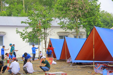 Từ chiều 10/2, đoàn viên thanh niên huyện Long Hồ đã bắt tay dựng và trang trí trại.