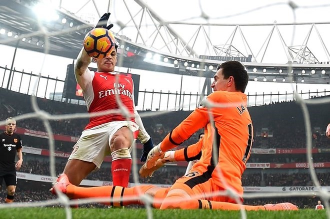 Sanchez ghi bàn bằng tay giúp Arsenal giành chiến thắng. (Nguồn: Getty Images)