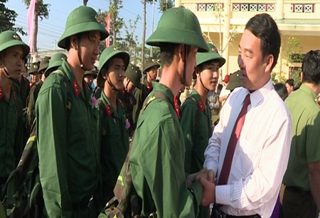 Phú Chủ tịch UBND tỉnh- Lữ Quang Ngời thăm hỏi, động viên các tân binh chuẩn bị lên đường nhập ngũ.