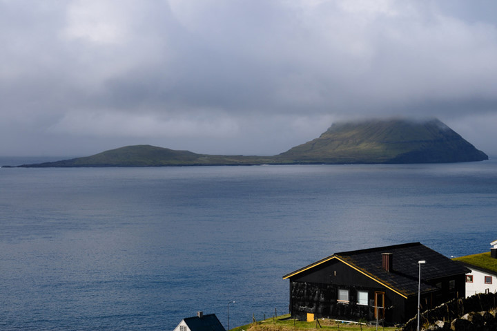 Thủ đô Tórshavn thuộc Quốc đảo Faroe là một trong những nơi âm u nhất thế giới. Với dân số chỉ khoảng 19.000 người, nơi đây nổi tiếng bởi số lượng cừu nuôi còn nhiều hơn số người sinh sống.