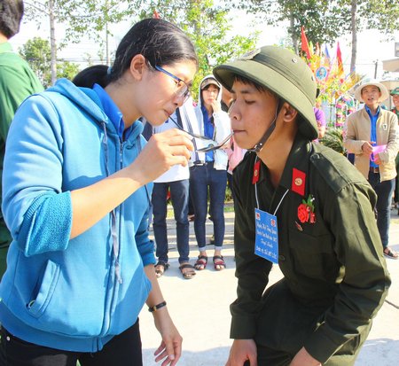 Tân binh Trần Hoàng Nam phấn khởi giao lưu tại hội trại tòng quân.