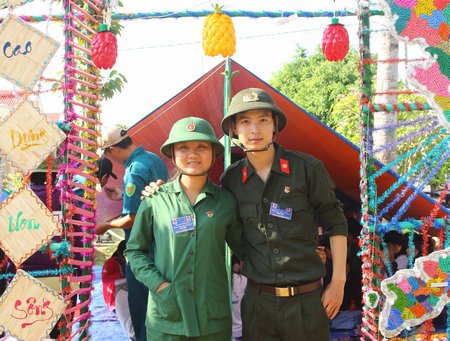 Nữ tân binh Nguyễn Mai Trinh cùng người em họ là tân binh Nguyễn Hoàng Nam rất tự hào và cùng quyết tâm lên đường.
