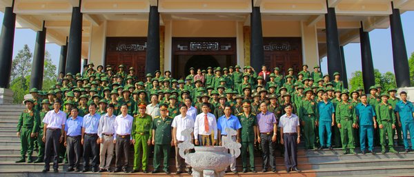 Đoàn Thành ủy, HĐND, UBND, UBMTTQ TP Vĩnh Long, cùng các tân binh chụp hình lưu niệm trước Đền thờ cố Chủ tịch HĐBT Phạm Hùng.