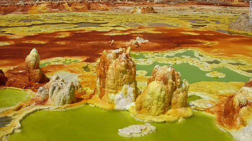 Những ngọn núi lửa và đá nóng chảy giữa hồ axit và cánh đồng muối khổng lồ trông không khác gì ảnh chụp bề mặt Sao Hỏa.
