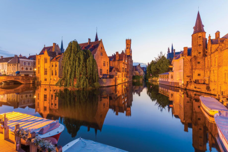 Thật lãng mạn khi đi dạo dọc theo những con kênh ở Bruges, Bỉ lúc hoàng hôn. (Nguồn: NatGeo)