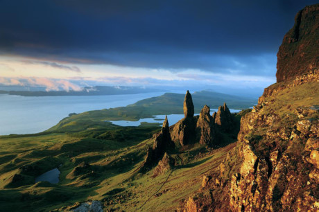Isle of Skye - còn gọi là đảo mây - là hòn đảo lớn nhất cực Bắc của Scotland. Điểm thu hút nhất ở Skye là cảnh quan thiên nhiên ngoạn mục và với những tảng đá nguyên khối đẹp tuyệt vời.(Nguồn: NatGeo)