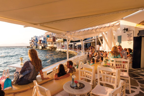 Hòn đảo xinh đẹp Mykonos ở Hy Lạp, nơi du khách có thể tìm thấy nhiều điểm ăn uống ngoài trời để ngắm mặt trời lặn trong khu phố Little Venice. (Nguồn: NatGeo)