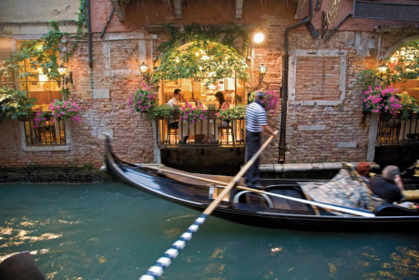 Venice, Italy được coi là điểm đến lãng mạn và tuyệt vời cho các cặp đôi. (Nguồn: NatGeo)
