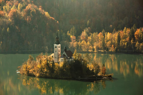 Nhà thờ Assumption nằm trên đảo Bled, hòn đảo tự nhiên duy nhất ở Slovenia. (Nguồn: NatGeo)