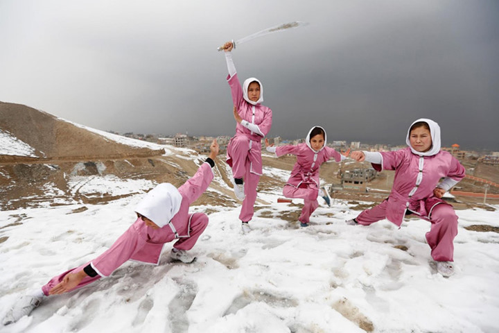 Một nhóm các cô gái trẻ Afghanistan tập môn võ Wushu của Trung Quốc trên đỉnh núi phủ tuyết ở phía tây Kabul.