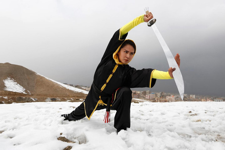 Sima Azimi, 20 tuổi, học Wushu ở Iran và đã giành huy chương vàng và đồng cho môn này. Cô dạy Wushu ở Kabul đã được một năm nay.