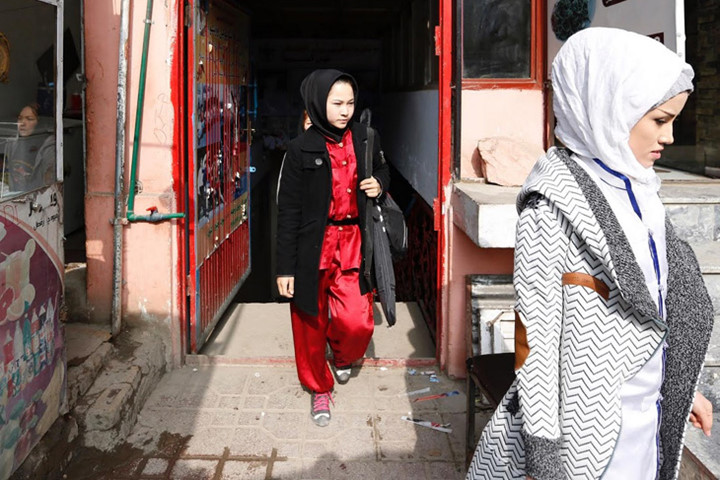 Người bạn của cô, Shakila Muradi (giữa), cho biết cô hy vọng môn thể thao này có thể tạo ra một môi trường hòa bình hơn ở Afghanistan.