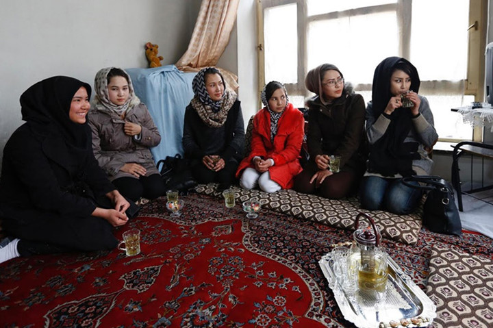 Cho đến này các cô gái trong trong câu lạc bộ là người Hazara nói tiếng Ba Tư, chủ yếu là người dòng Shiite thường xuyên bị IS tấn công trong năm qua.