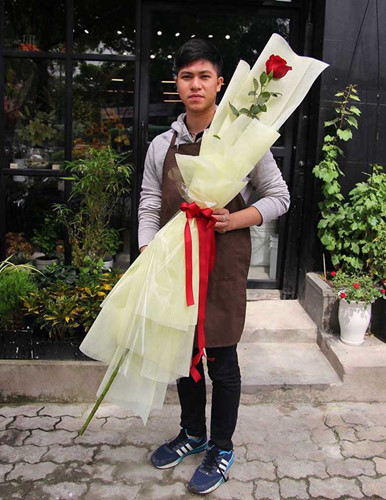 Loại hoa này có giá khá đắt đỏ nên khách thường chỉ mua lẻ 1 bông (Ảnh: VietnamNet)