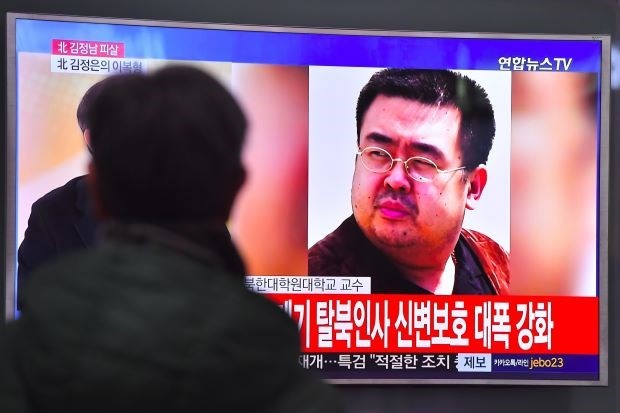Thông tin về vụ sát hại ông Kim Jong-nam được đăng tải trên truyền hình Hàn Quốc. (Nguồn: AFP)