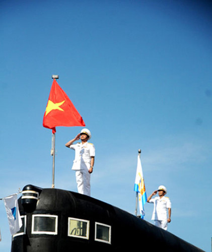 Sáng 3/4/2014, Quân chủng Hải quân tổ chức Lễ thượng cờ cấp quốc gia trên tàu ngầm HQ -182 Hà Nội và HQ -183 Thành phố Hồ Chí Minh tại Quân cảng Cam Ranh. (Ảnh: Dân Trí)