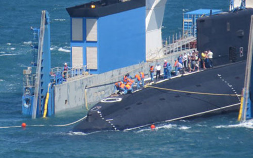 Ngày 31/1/2015, tại vịnh Cam Ranh, tỉnh Khánh Hòa, tàu vận tải hạng nặng Rolldock Star đã được các chuyên gia bơm nước vào các khoang trong vòng nhiều giờ để hạ chìm kỹ thuật, sau đó sử dụng hai tàu kéo để đưa tàu ngầm QH-184 Hải Phòng ra bên ngoài. (Ảnh: Tuổi trẻ)