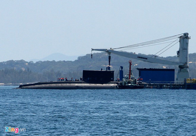 10h40 ngày 2/7/2015, việc lai dắt tàu ngầm kilo 185 - Khánh Hòa từ tàu vận tải Rolldock Storm về quân cảng Cam Ranh hoàn thành. (Ảnh: Zing)