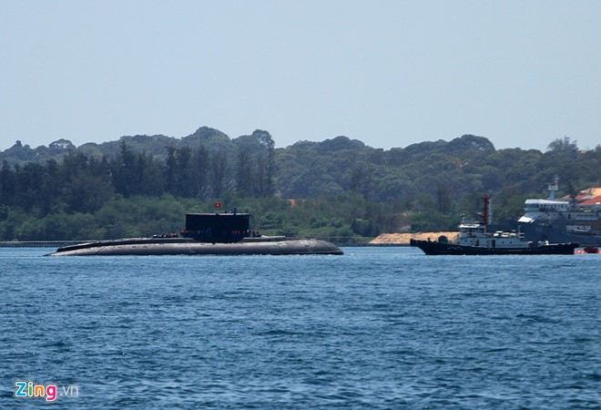 Tàu ngầm Kilo 185 - Khánh Hòa giương cờ Tổ quốc khi tiến vào khu vực neo đậu cùng 3 tầu ngầm tại đây. Tàu ngầm kilo 185 - Khánh Hòa được tàu Rolldock Storm chở từ Nga về Cam Ranh ngày 30/6. Đây là chiếc tàu ngầm lớp kilo thứ 4 trong số 6 tàu ngầm cùng loại mà Việt Nam đặt hàng Nga sản xuất. (Ảnh: Zing)
