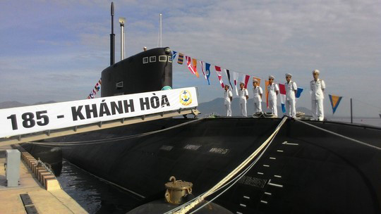Sáng 1/8/2015, Quân chủng Hải quân đã tổ chức Lễ thượng cờ quốc gia trên 2 tàu ngầm Kilo 636 mang tên HQ-184 Hải Phòng và HQ -185 Khánh Hòa tại Quân cảng Cam Ranh - Khánh Hòa. (Ảnh: Người Lao động)