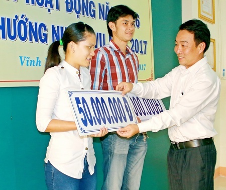 Ông Lữ Quang Ngời- Phó Chủ tịch UBND tỉnh trao tiền thưởng cho đội bóng chuyền nam XSKT Vĩnh Long và đội nữ Truyền hình Vĩnh Long. 