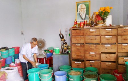 Vườn thuốc mẫu của lương y Lê Văn Sanh ở thị trấn Vũng Liêm.