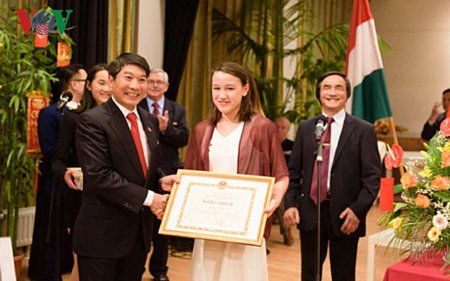 Viki nhận bằng khen của Phó Thủ tướng - Bộ trưởng Bộ Ngoại giao Phạm Bình Minh.