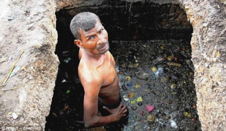 Người dùng Imgur chia sẻ hình ảnh một nhân viên đang thông cống ở Ấn Độ. Người này không mặc quần áo bảo hộ dù đang ngập trong nước thải.