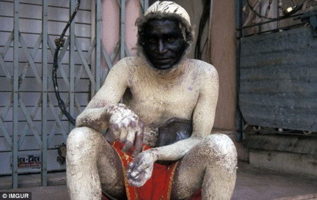 Người đàn ông Ấn Độ này được thuê để ngụy trang thành một con vượn.