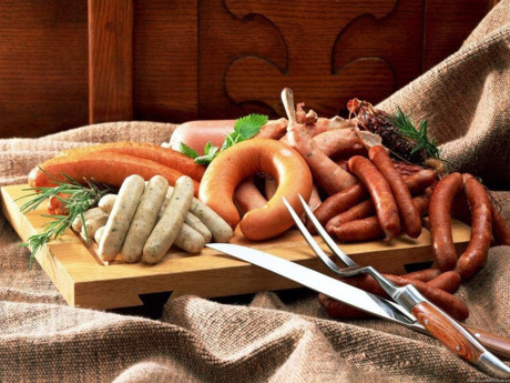 Ăn thịt chế biến sẵn: Một nghiên cứu mới công bố trên Yourtango cho thấy, thịt chế biến như xúc xích hoặc thịt xông khói, có thể gây hại đáng kể đến chất lượng tinh trùng.