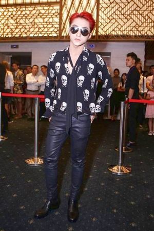 Tham gia chương trình Tuần lễ thời trang quốc tế Việt Nam, Sơn Tùng diện cả cây hàng hiệu trị giá 220 triệu đồng.