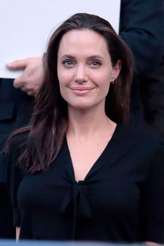 Angelina Jolie là một trong những minh tinh hàng đầu Hollywood hiện nay với những vai diễn đầy ấn tượng trong các bộ phim hành động như “Tomb Raider”,“Mr. & Mrs. Smith